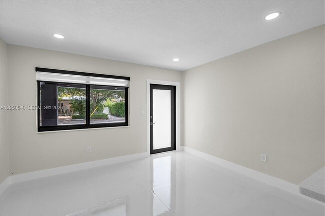 Building Photo - 2640 SW 30th Ct