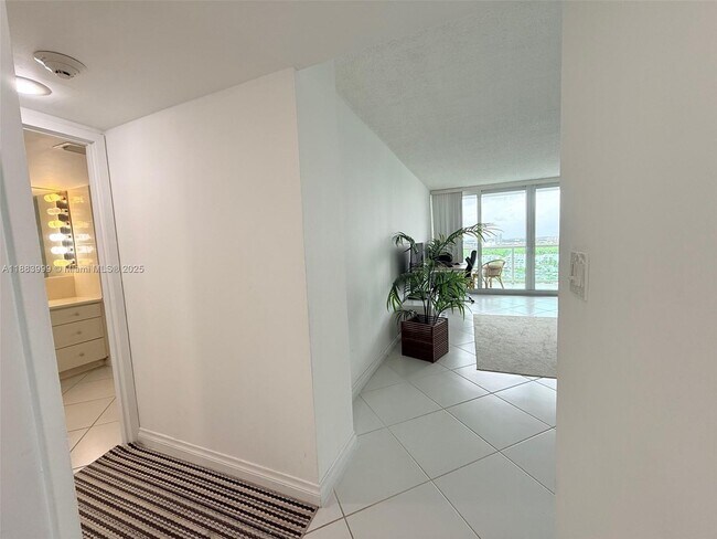 Building Photo - 100 Bayview Dr