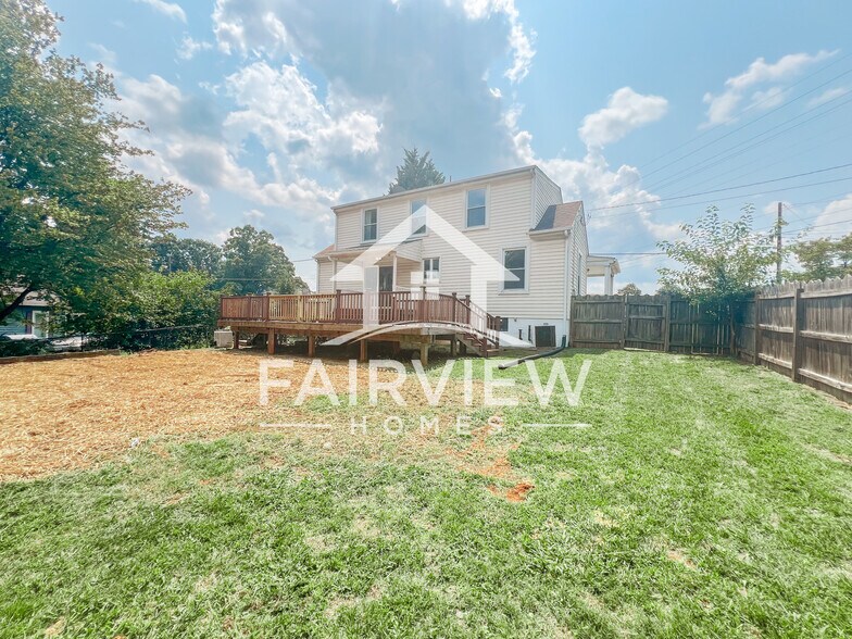 Building Photo - 3239 Mayflower Dr