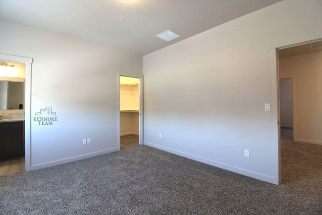 Building Photo - 3 Bedroom, 2.5 Bath Townhome in Central Kennewick