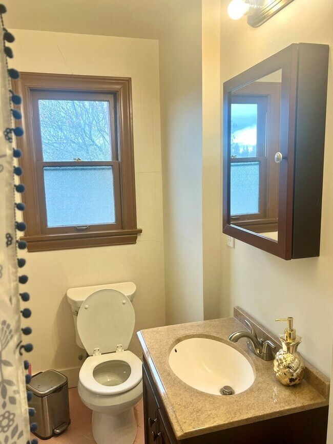 Building Photo - Stunning 3bed/3.5bath Brick Home in Ballard!