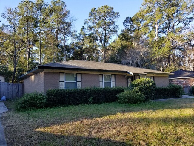 Building Photo - Spacious, quiet neighborhood