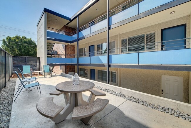 Building Photo - Spacious 1Bed/1Bath Ground Floor Apartment...