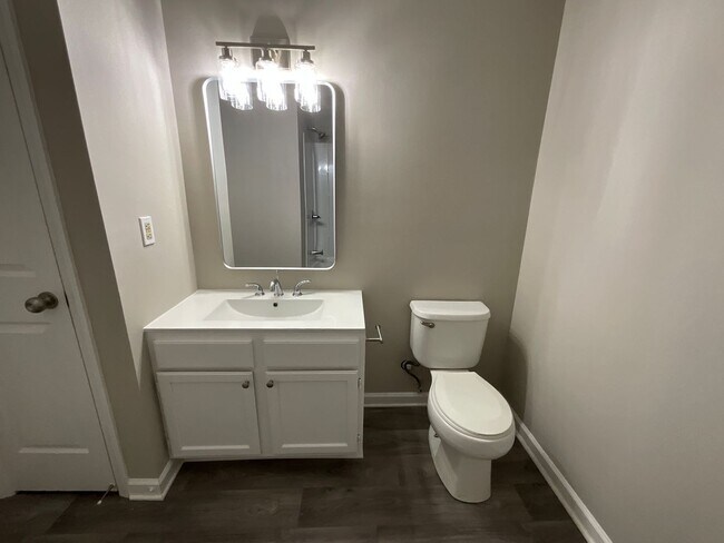 Building Photo - 2709 Ingleside Dr