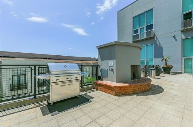 Building Photo - 2000 Bagby St