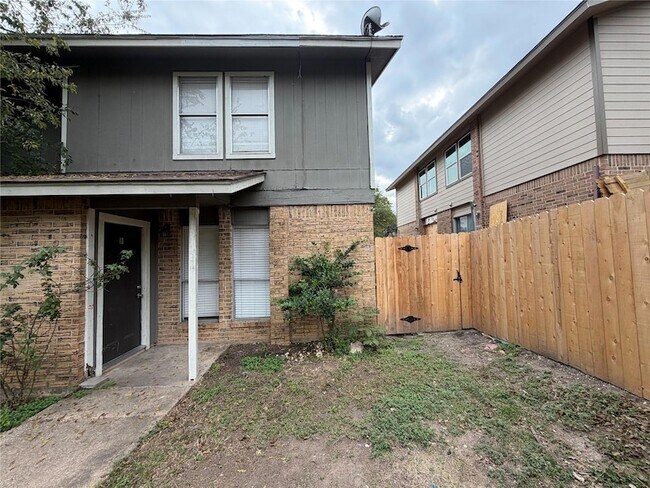 Building Photo - 1210 Southport Dr