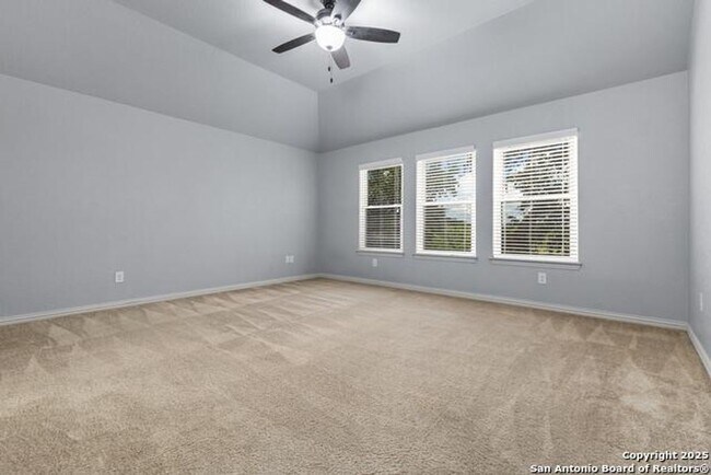 Building Photo - Move In Ready - Stunning 4 bd/2.5 Located ...