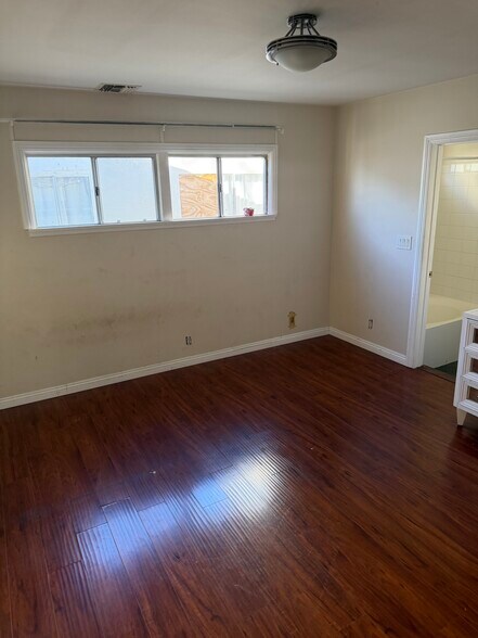 Building Photo - 11068 Plainview Ave