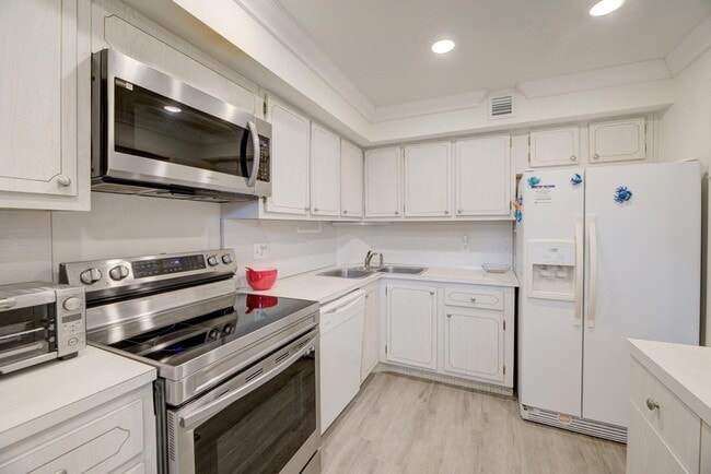 Building Photo - 1537 E Hillsboro Blvd