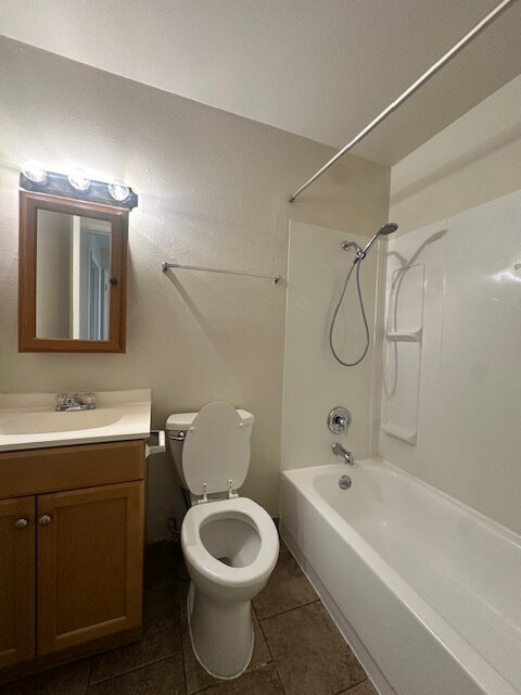 Building Photo - 1 - Bedroom Apartment, Corner Unit, Downstairs, Near Transportation