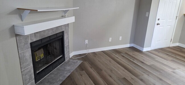 Building Photo - 1 bed 1 bath condo with 650 sf. off Jewell and Sheridan