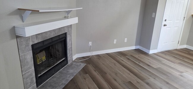 Building Photo - 1 bed 1 bath condo with 650 sf. with detached garage off Jewell and Sheridan