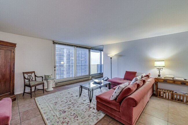 Building Photo - 6033 N Sheridan Rd