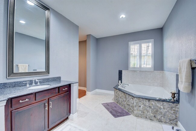 Building Photo - 1501 Stonehaven Estates Dr