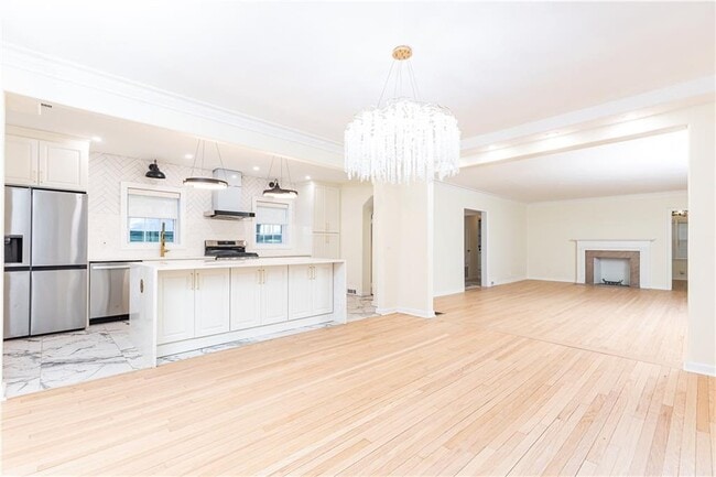 Building Photo - 200 W Paces Ferry Rd NW