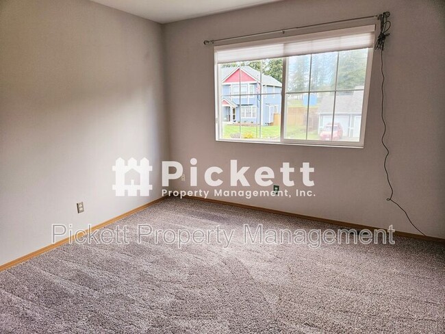 Building Photo - 2037 Gustaf St NE