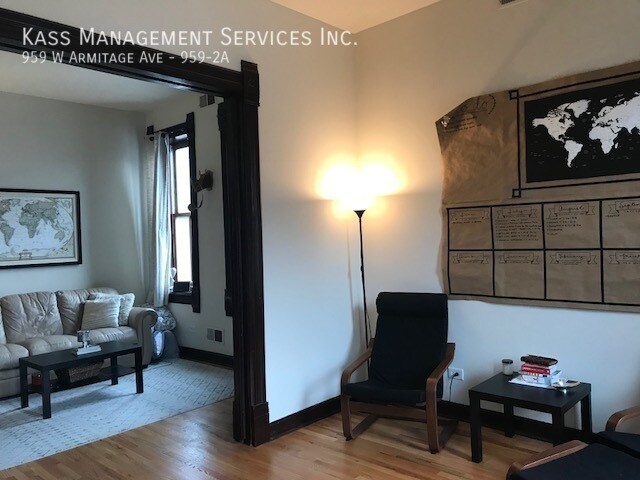 Building Photo - 959 W Armitage Ave