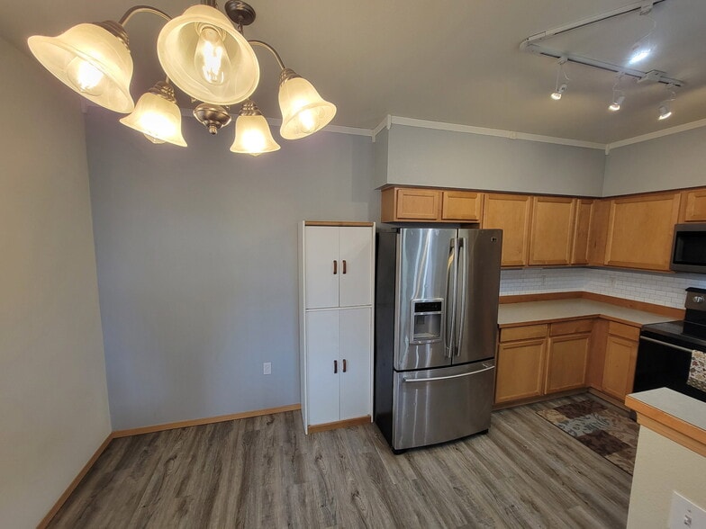 Dining room - 10011 186th St E