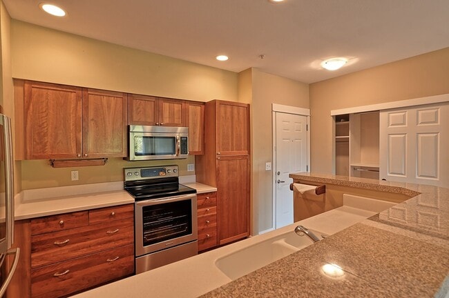 Building Photo - Mukilteo Golf Course View Condo – Modern C...
