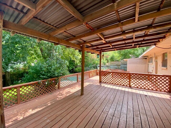Building Photo - 3 bedroom, 2.5 Bath in Forest Oaks (Near Forest Hills)