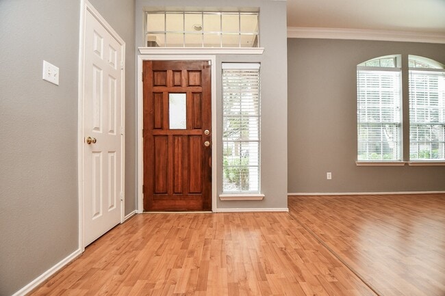 Building Photo - 4622 Forest Home Dr