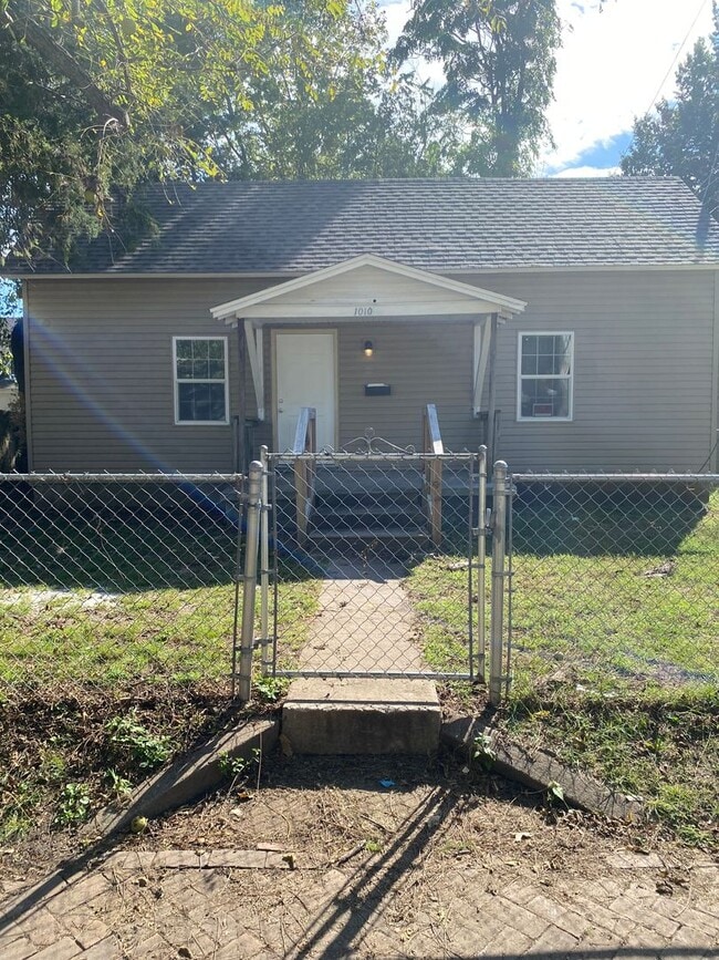 Building Photo - Fully Remodeled 2-Bedroom Home Near Grant ...