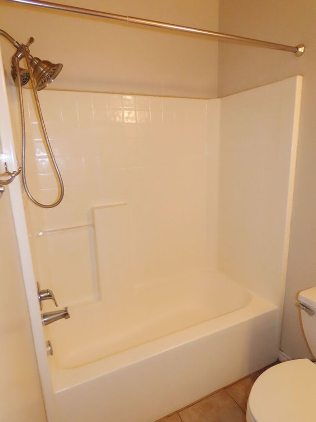 Building Photo - Beautiful 3 Bedroom, 2 Bath Duplex in Lind...