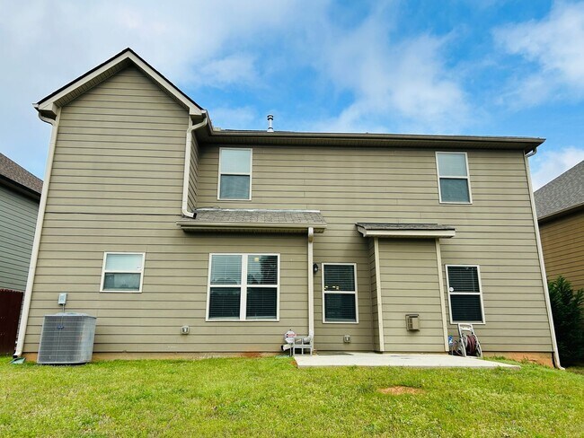 Building Photo - Beautiful 4 bedroom, 2.5 bathroom home In ...