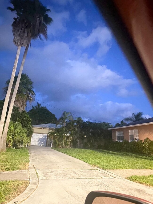 Primary Photo - 135 Hawthorne Dr