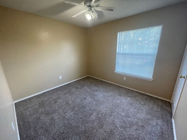 Building Photo - 5006 Glenoak Dr