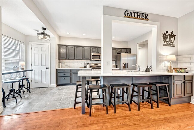 Building Photo - 701 SW Maidstone Ave