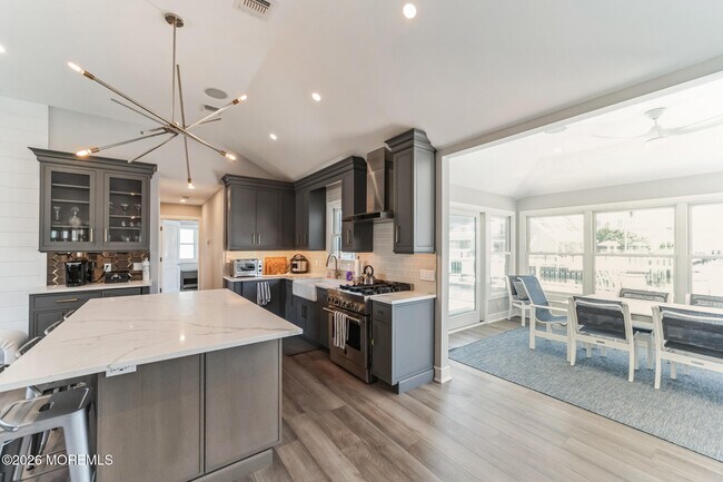 Building Photo - 347 Bay Ln