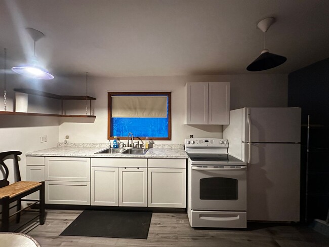 Building Photo - Private 1 Bed 1 Bath Home (Heat/Fuel and S...