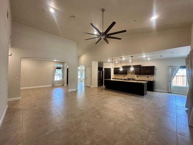 Building Photo - 2548 N Kayenta St