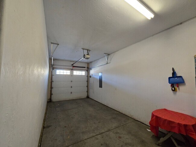 Building Photo - For Rent: Luxury Furnished Riverside Townhome *All Utilities Included*