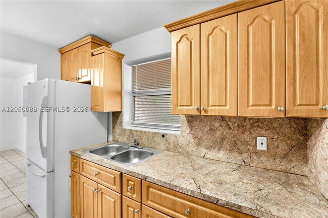 Building Photo - 1305 W 53rd St