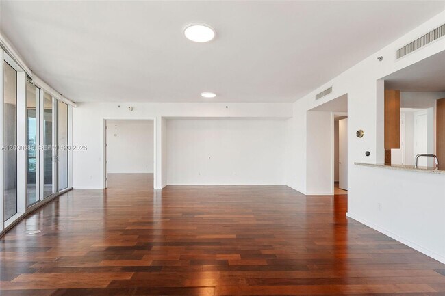 Building Photo - 5959 Collins Ave