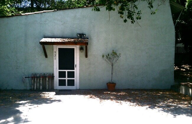 Building Photo - 921 Westmount Dr