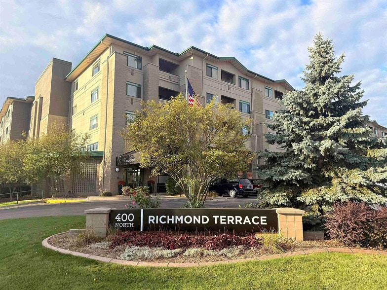 Building Photo - 400 N Richmond St