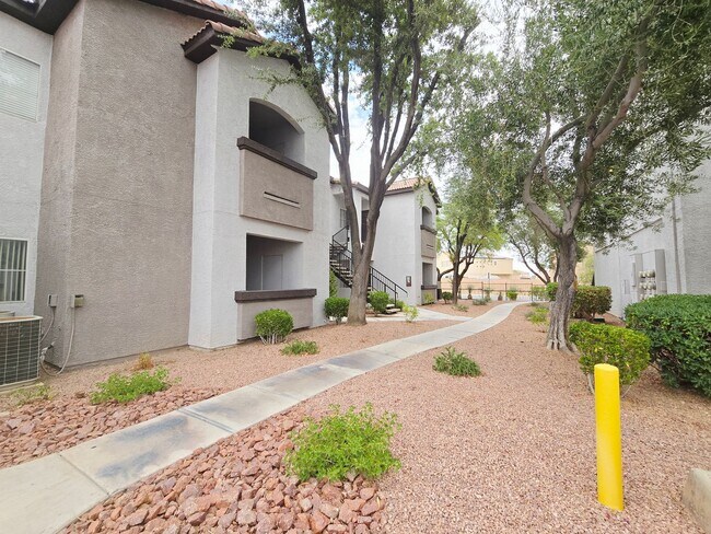 Building Photo - BEAUTIFUL 2 BEDROOM / 2 BATH LOWER LEVEL C...