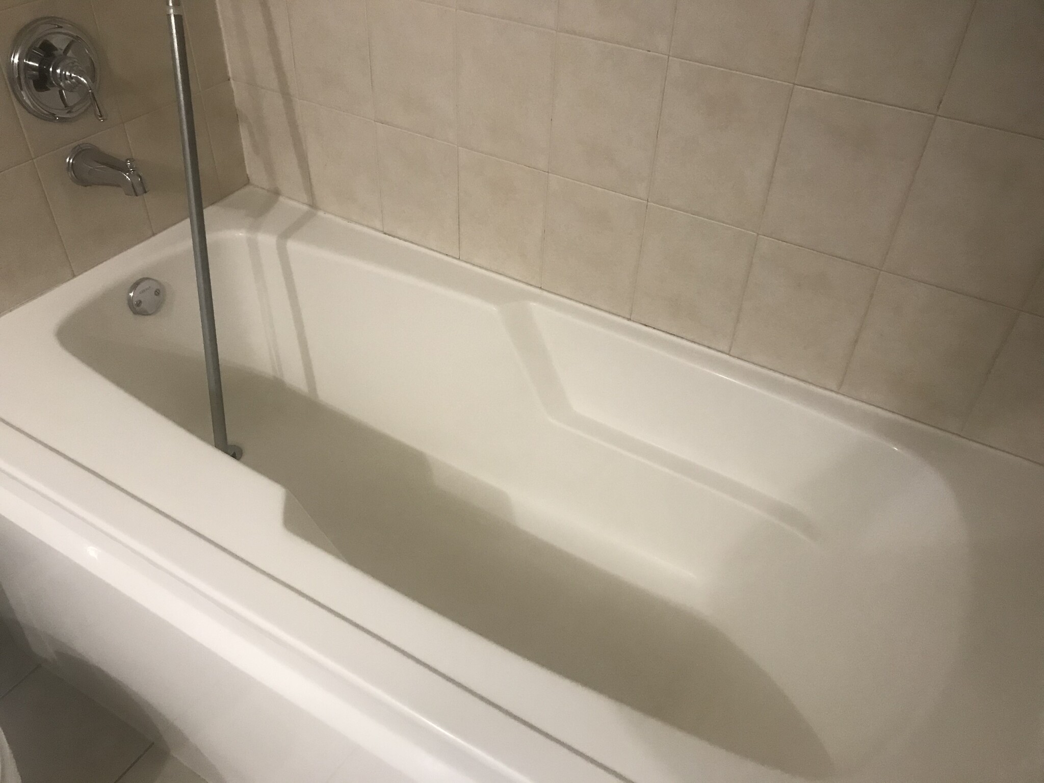 Master bedroom en suite bathroom with deep, soaking tub - 1500 W Monroe St