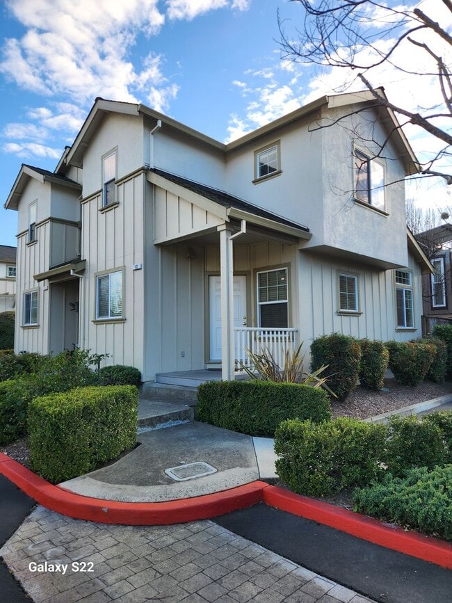 Building Photo - Immaculate Two story,  1 Bedroom, 1 Bathroom, Condo, lots of light,  Close to everything!