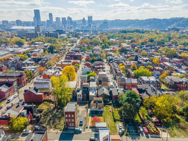 Building Photo - Stunning 2 bedroom home in North Side available Feb 1!