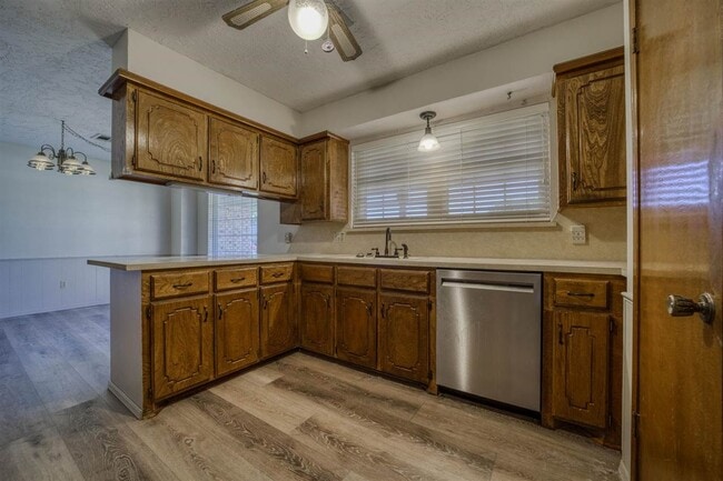 Building Photo - 308 SE Camelot Dr