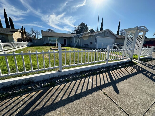 Building Photo - Adorable Home with Fantastic Curb Appeal