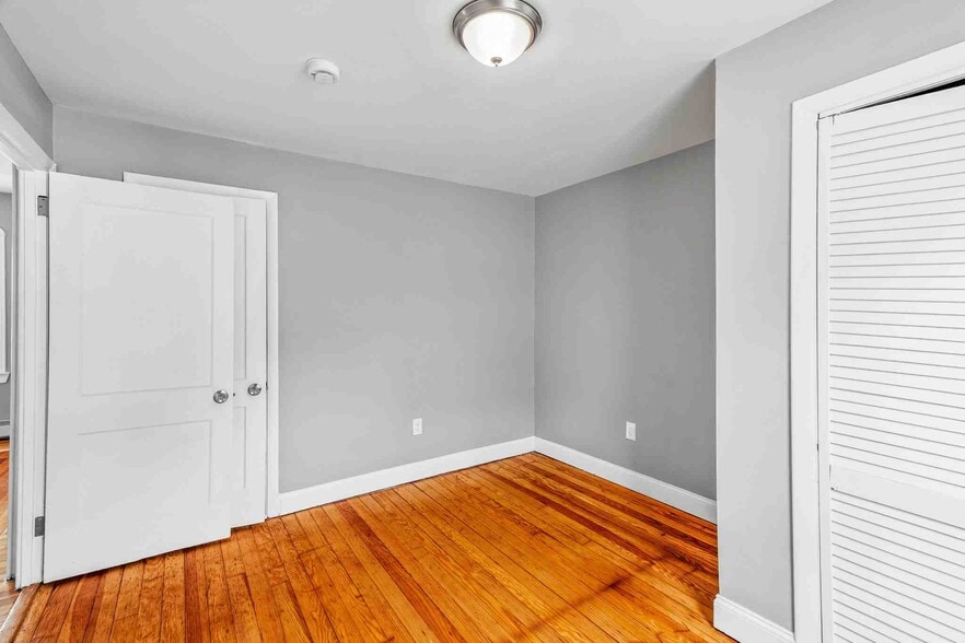 Building Photo - 100 Weetamoe St