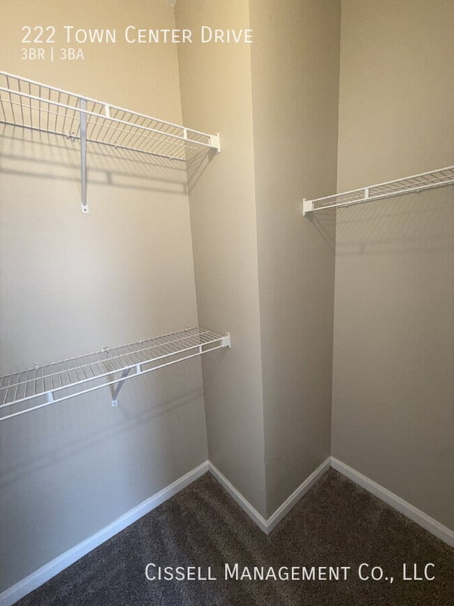 Building Photo - 222 Town Center Dr