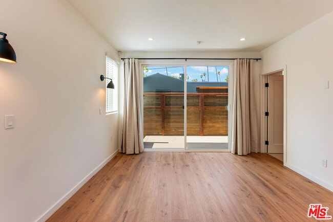 Building Photo - 1405 N Coronado St