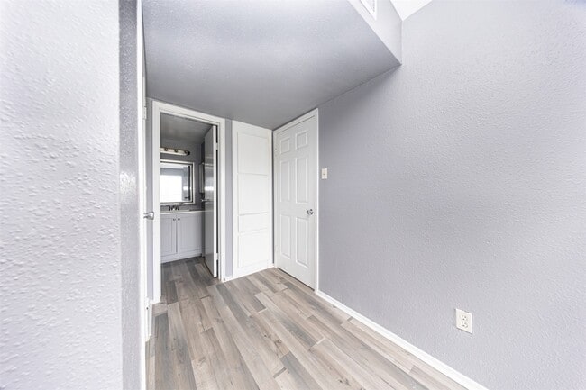 Building Photo - 13480 S Thorntree Dr