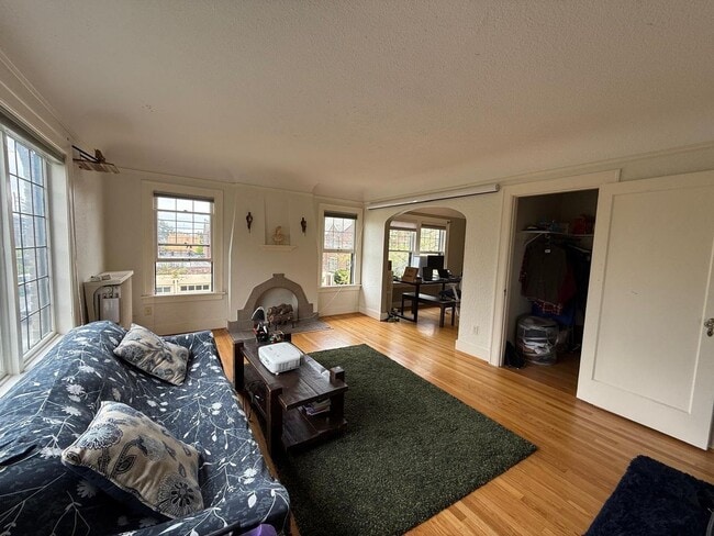 Building Photo - 1 Bed 1 Bath Top Floor Wallingford Condo!